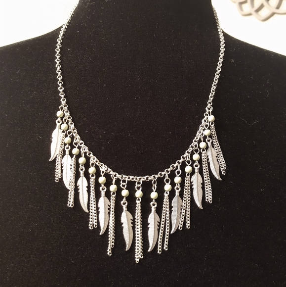 paparazzi Jewelry - Silver Toned Feather Design Necklace